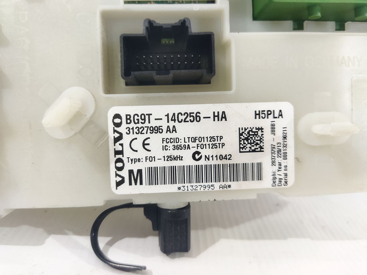 S60 Блок запобіжників салону Volvo S60 2011-2018 28373797 Volvo S60 4