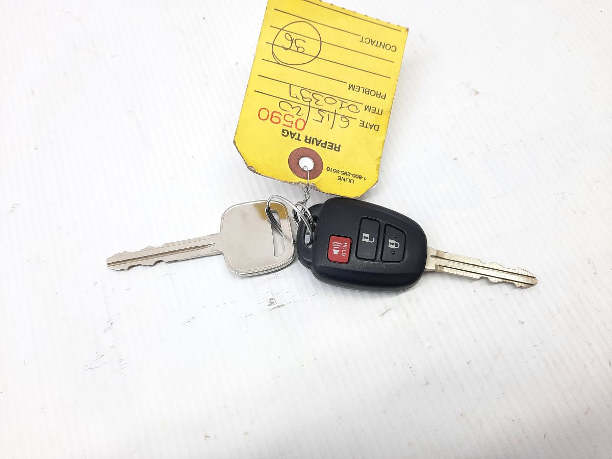 Prius c Ключ зажигания Toyota Prius C 2012-2015 8907052F50 Toyota Prius C 2