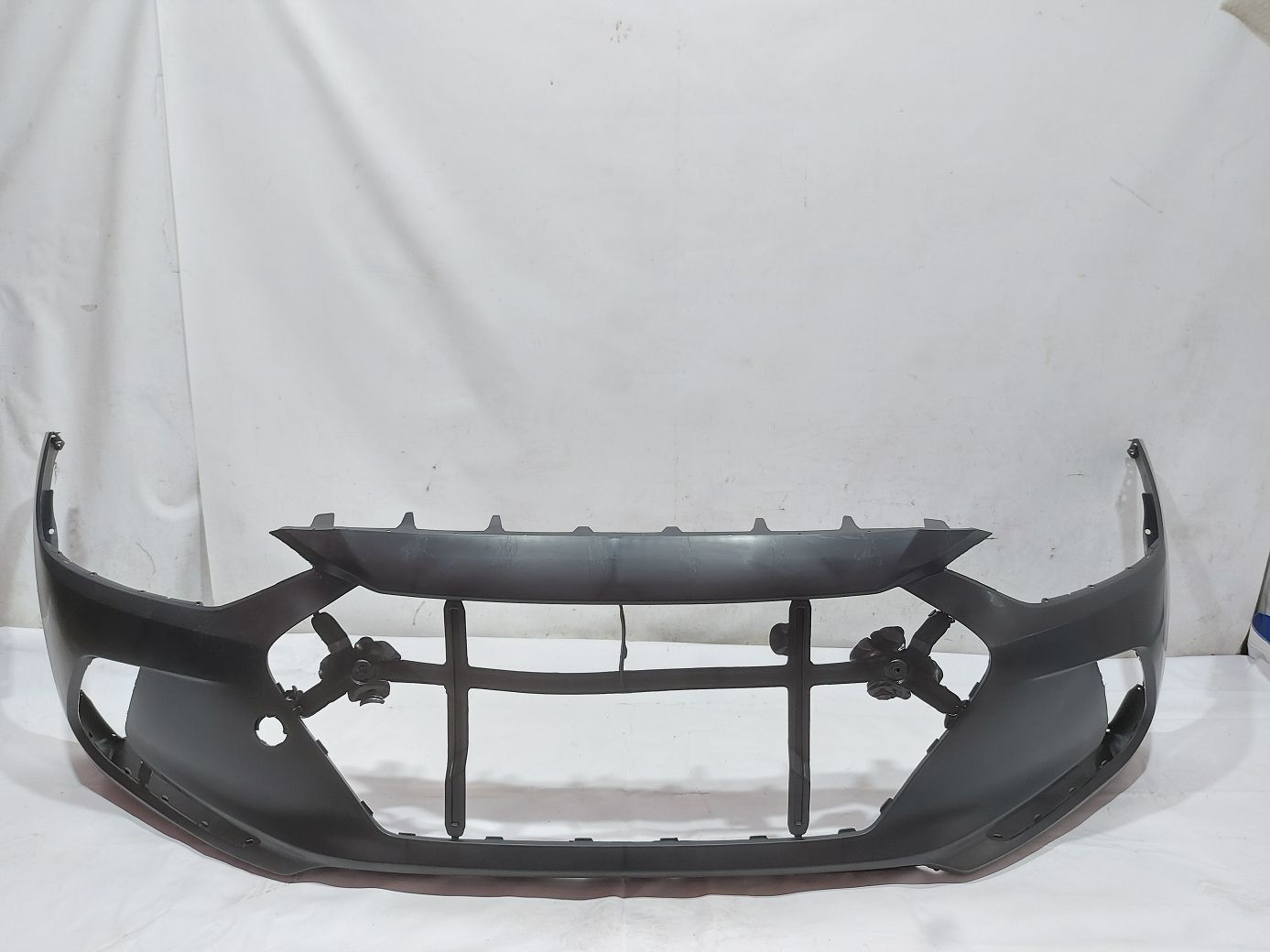 Товары с дефектами. Бампер передний (дефект) Hyundai Elantra  2017-2018 86510F3000 Hyundai Elantra