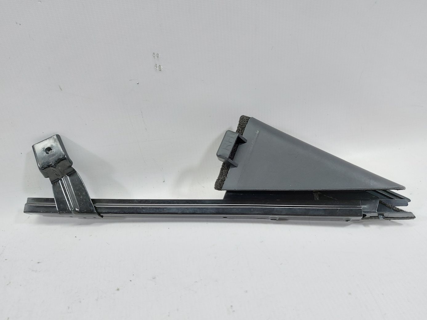 Altima. Напрямне скло дверей задньої правої (санка) з куточками Nissan Altima 2013-2018 822343TA0 Nissan Altima