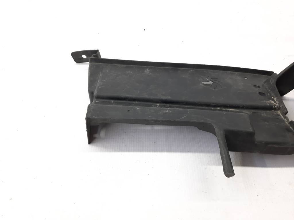 Dart Пыльник радиатора правый Dodge Dart 2014-2016 68381759AA Dodge Dart 12