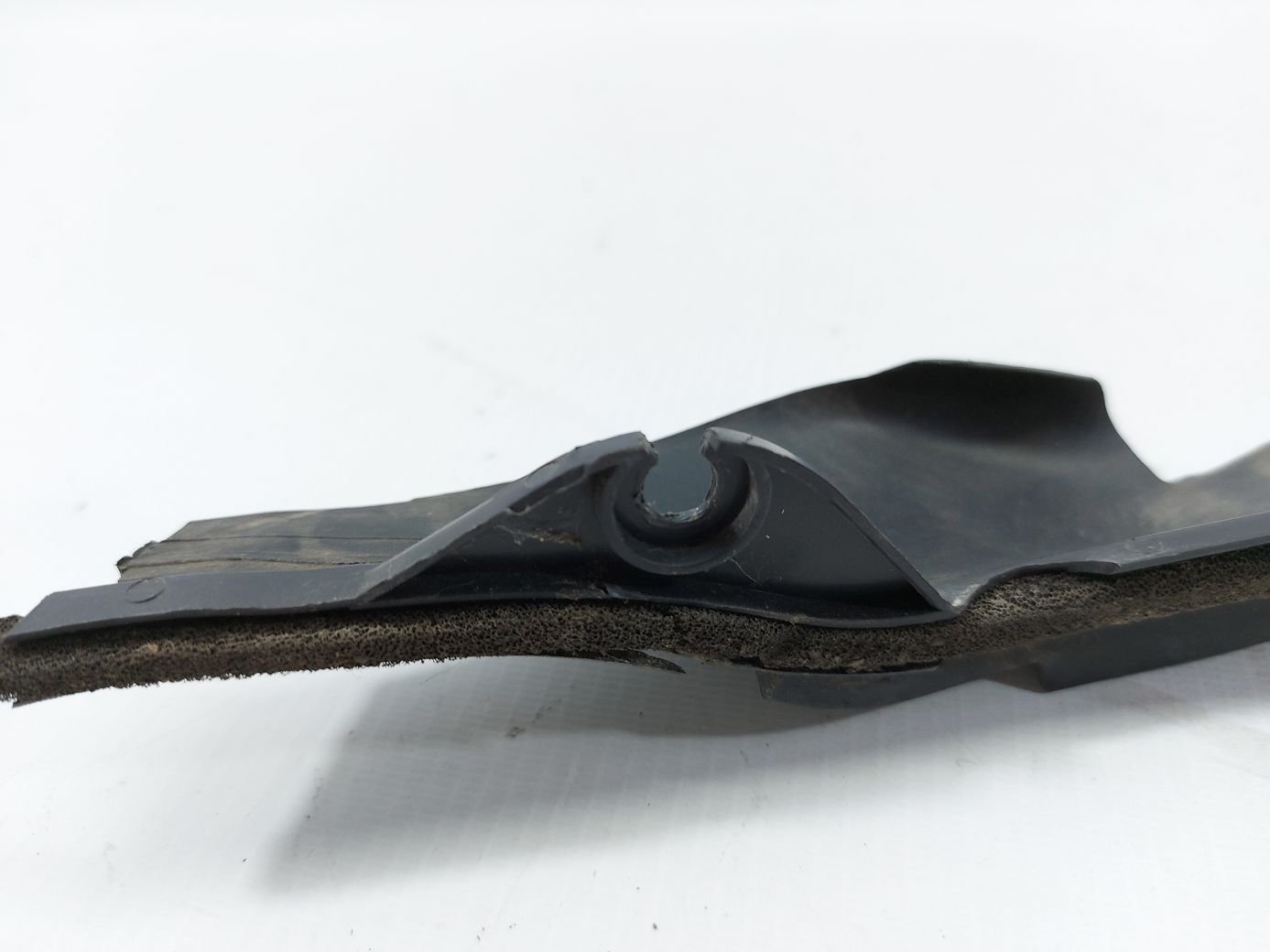 Regal Накладка водостоку збоку права Buick Regal 2011-2017 13249993 Buick Regal 3