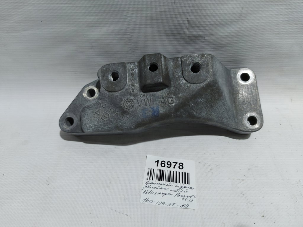 Passat s. Кронштейн подушки двигуна лівий Volkswagen Passat S 2005-2019 1K0199117AB Volkswagen Passat S
