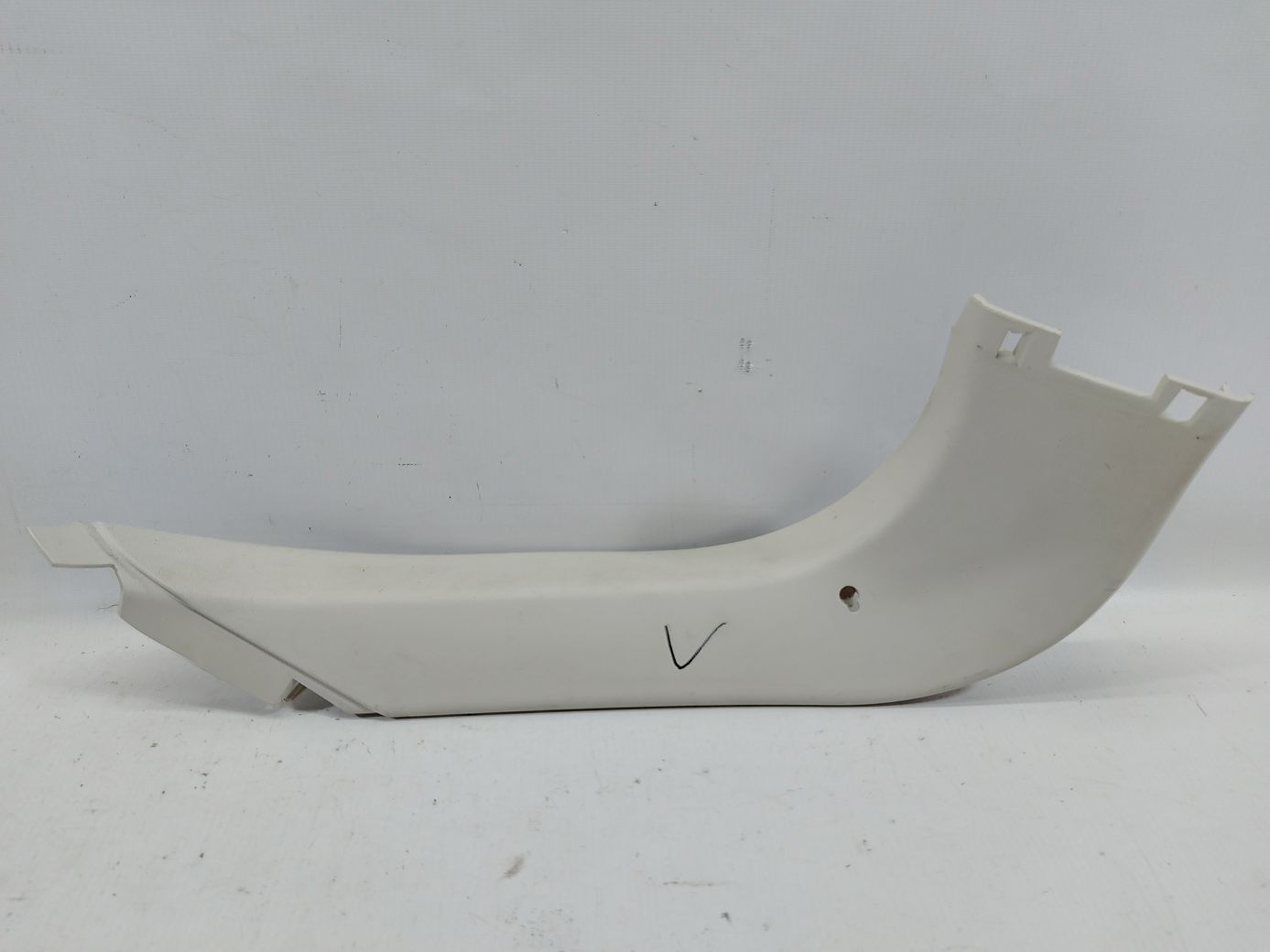 Focus. Накладка крышки багажника внутренняя левая Ford Focus 2012-2014 CV6Z5842907AA Ford Focus