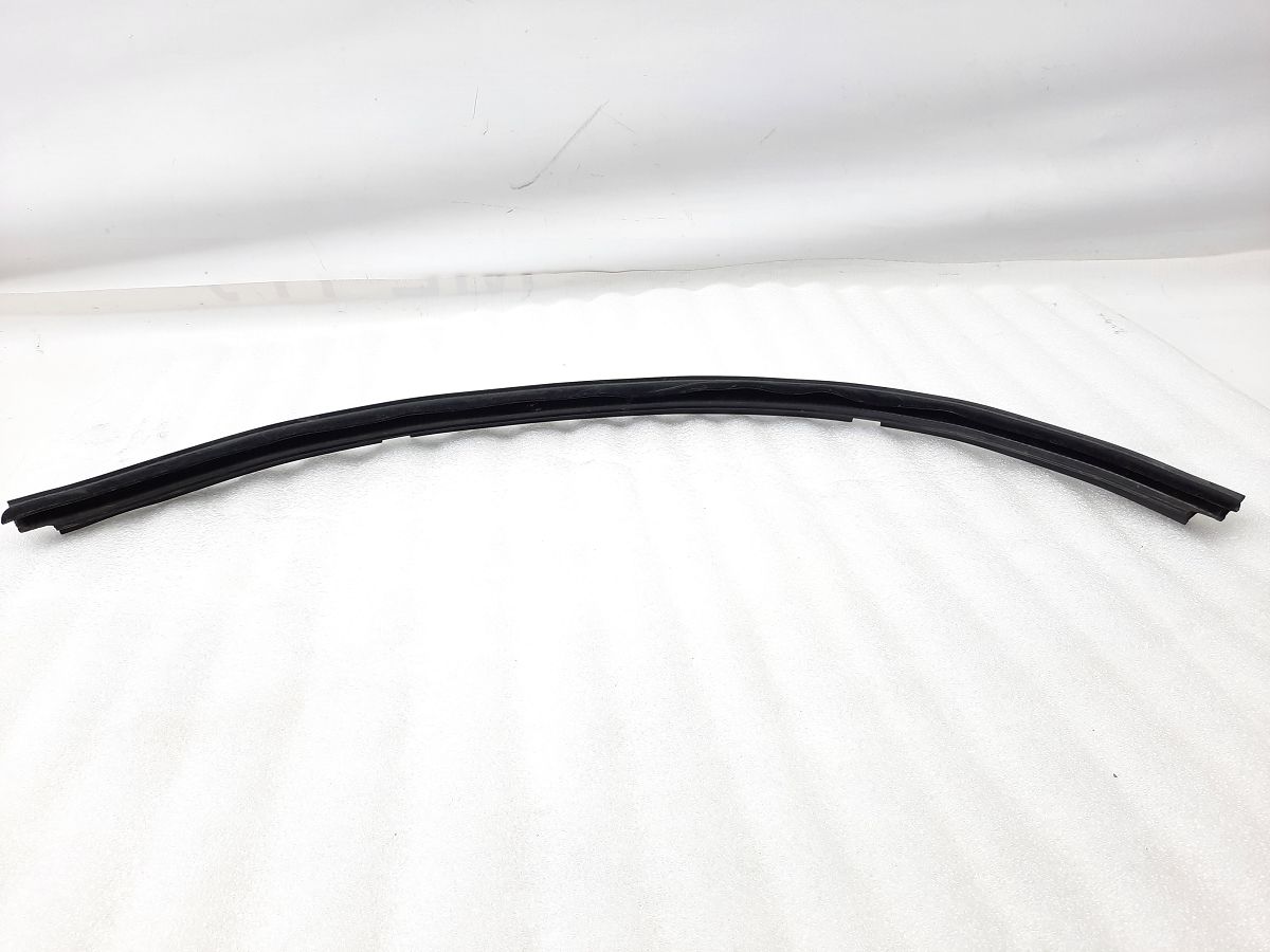 500 Уплотнительная резинка стекла двери передней левой внутренняя Fiat 500 2012-2019 68084878AC Fiat 500 5