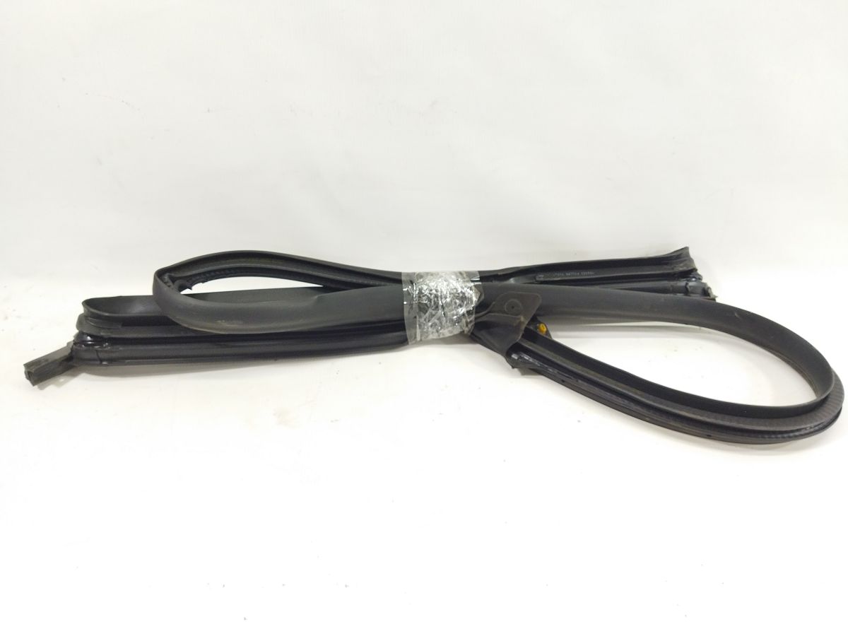 Model 3. Уплотнитель дверного проема задний правый Tesla Model 3 2020-2024 109051000К Tesla Model 3