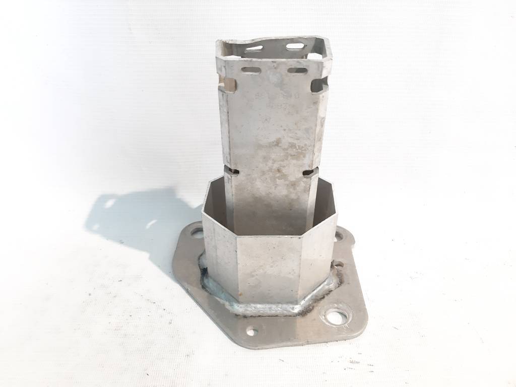 Dart Кронштейн усилителя переднего правый Dodge Dart 2013-2019 68187810AA Dodge Dart 15