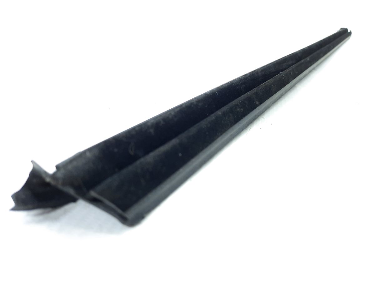 Passat s Ущільнювач скла внутрішні двері передньої правої нижній Volkswagen Passat S 2012-2020 561837480B5AP Volkswagen Passat S 4