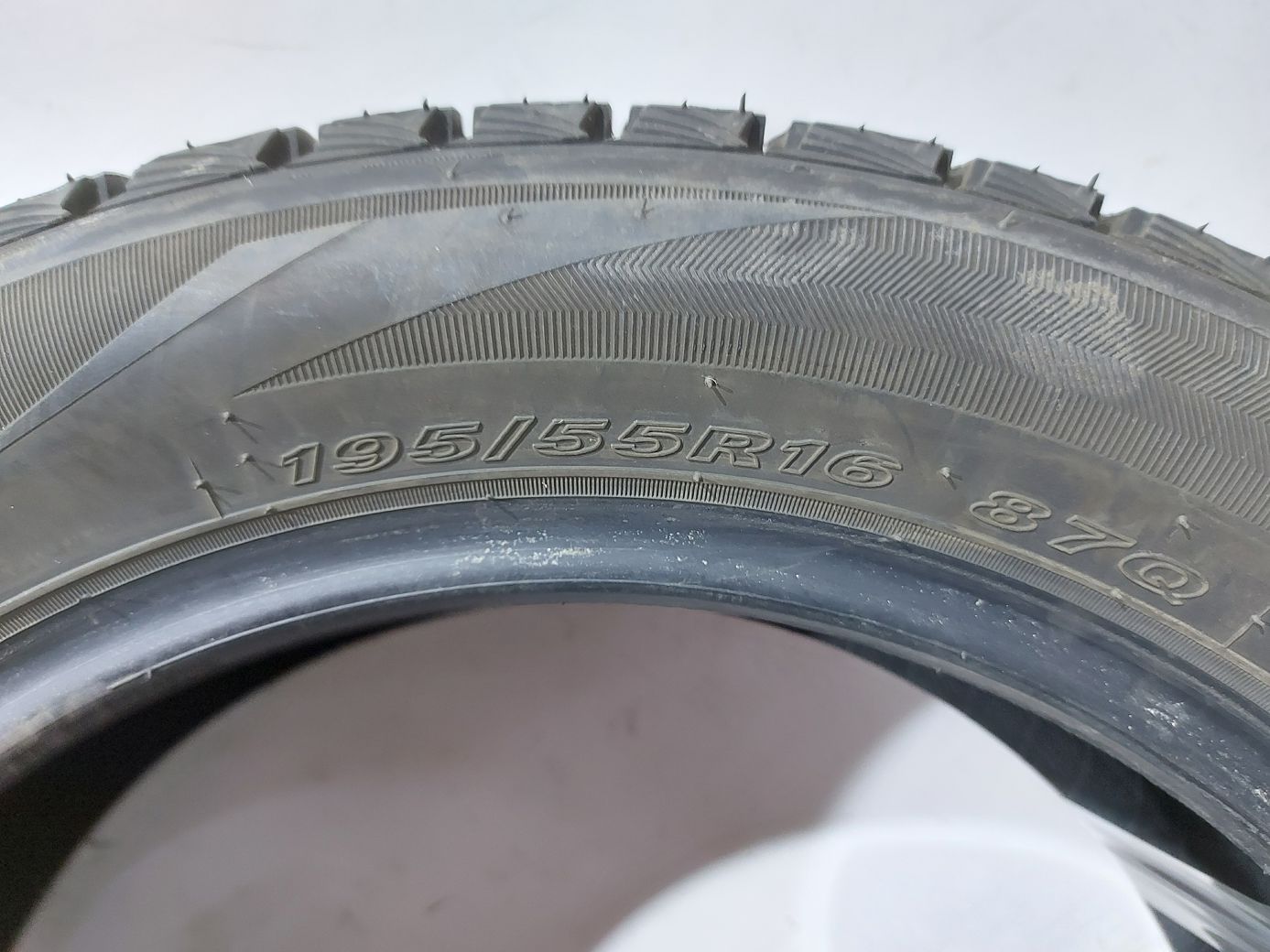 Зимние шины Гума Roadstone Winguard Ice 195/55R16 87Q зима 12