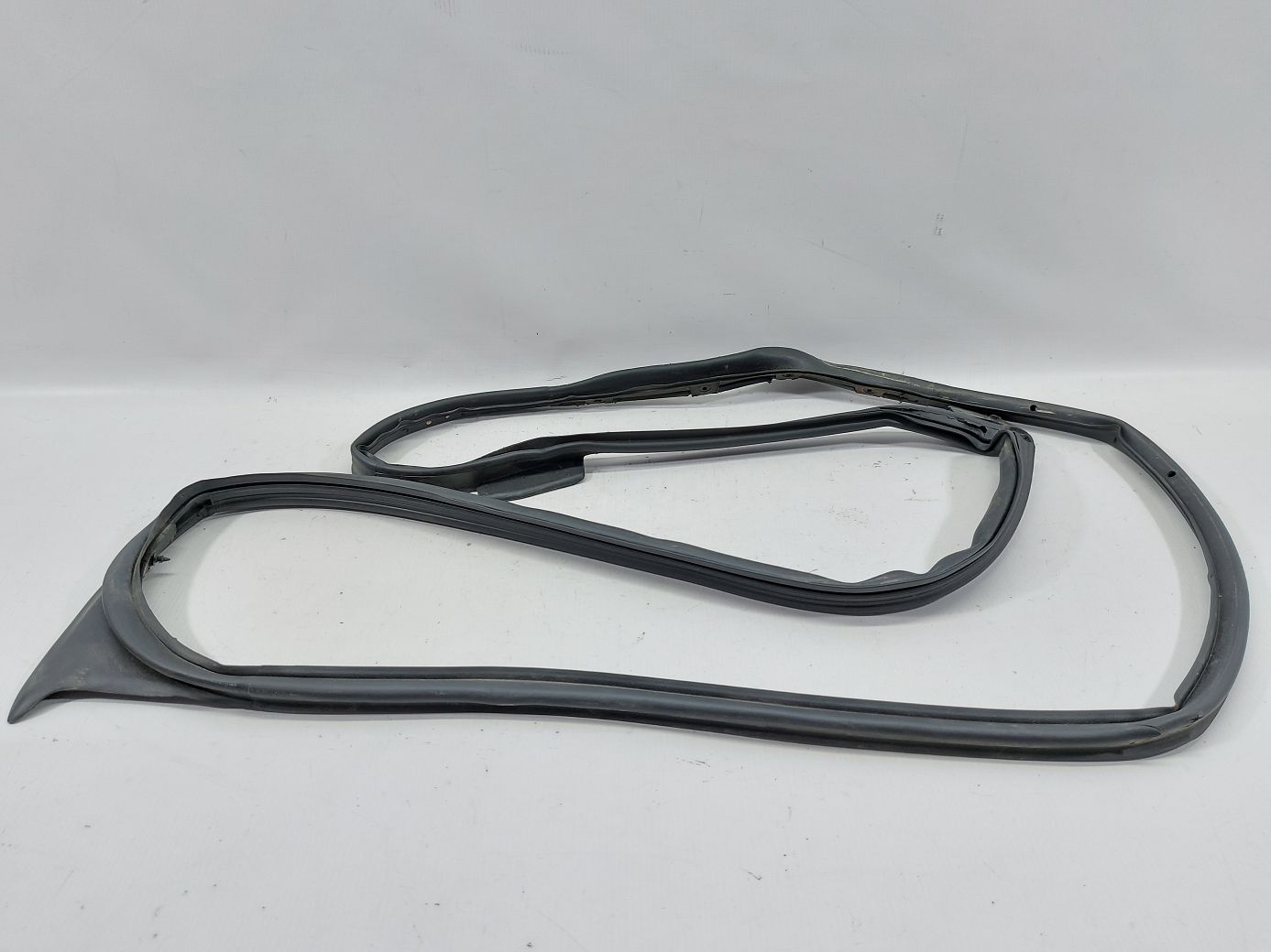 Ats. Уплотнительная резинка двери задней левой Cadillac ATS 2014 84392124 Cadillac ATS