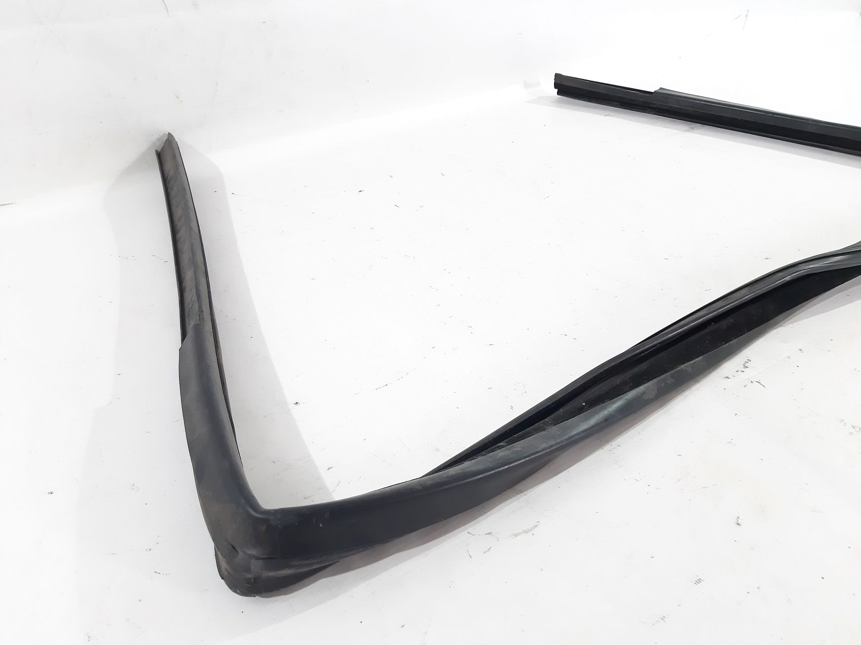 Compass Уплотнительная резинка стекла двери передней левой Jeep Compass 2007-2017 5074657AF Jeep Compass 5