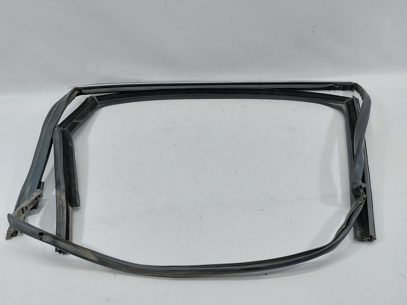 Passat s. Направляющая резинка стекла двери задней правой Volkswagen Passat S 2012-2019 561839432P5AP Volkswagen Passat S