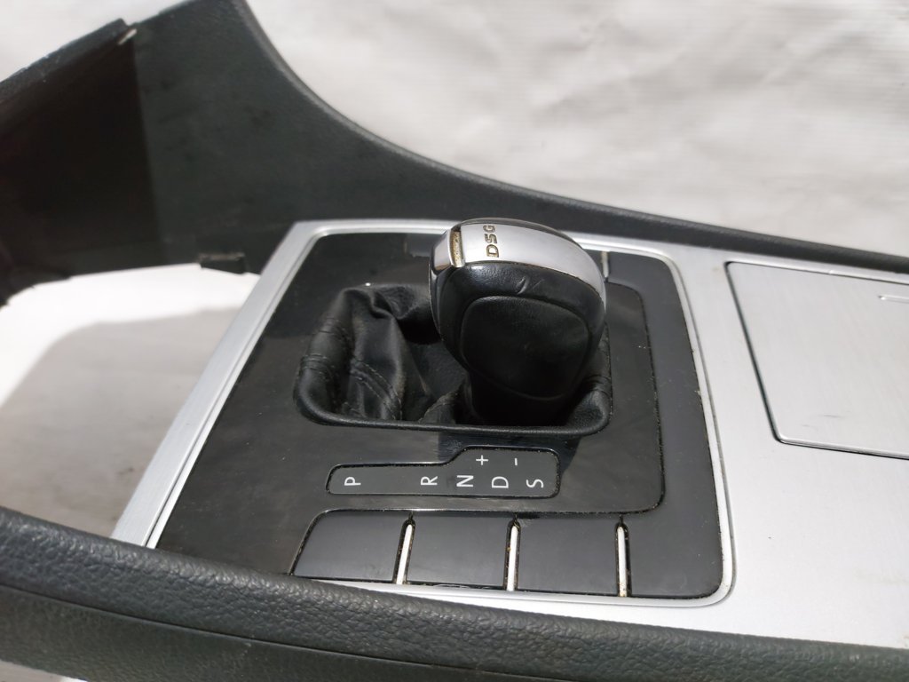 Passat s Консоль центральная Volkswagen Passat S 2012-2015 561863241C82V Volkswagen Passat S 12