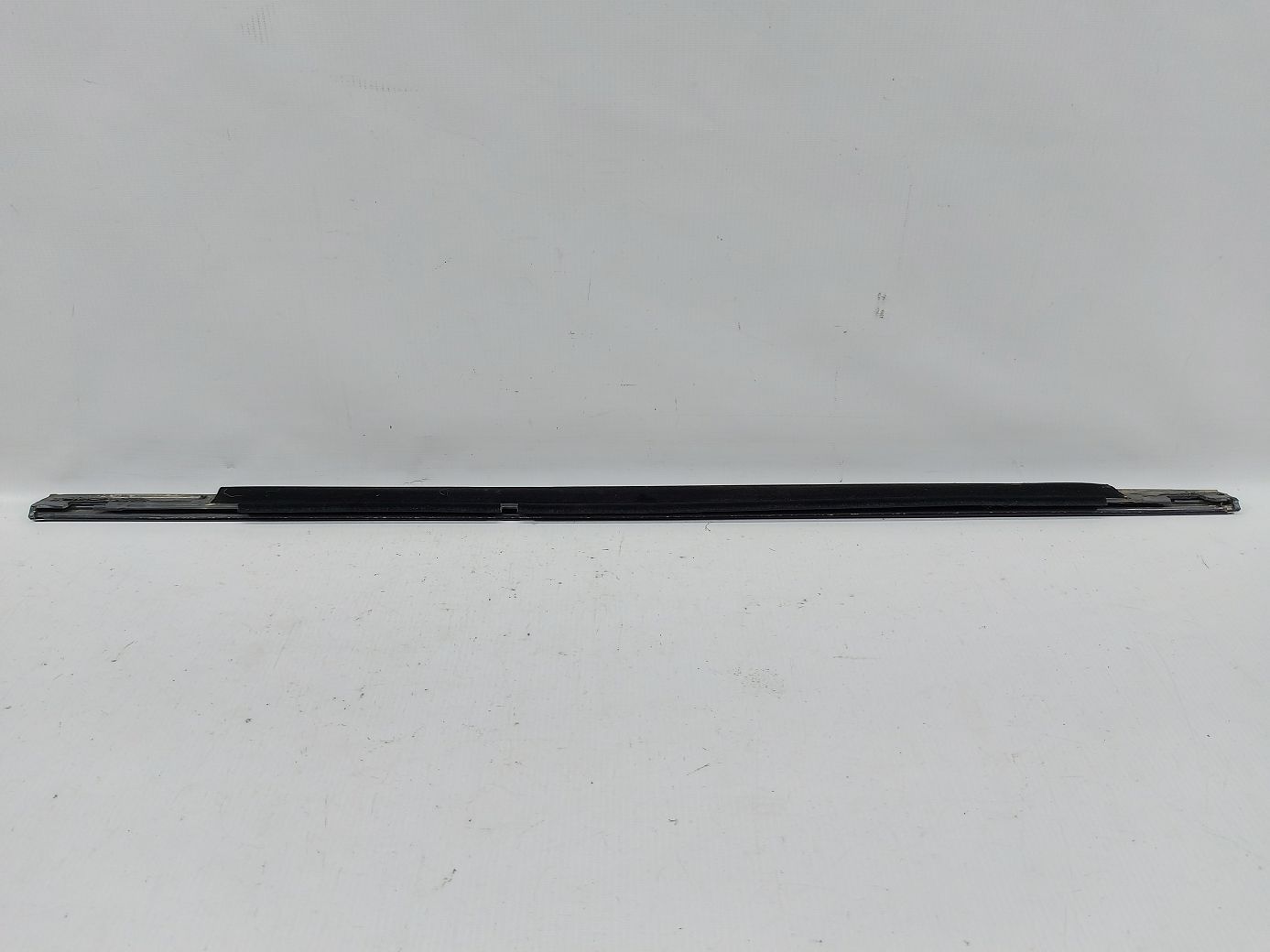 Dart Ущільнювальна гумка скла двері задньої лівої зовнішня (глянець) Dodge Dart 2013-2016 68085083AD Dodge Dart 4