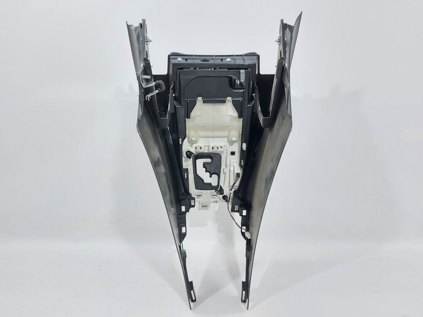 6 Консоль центральна передня частина Mazda 6 2014-2015 GHP964320B02 Mazda 6 8