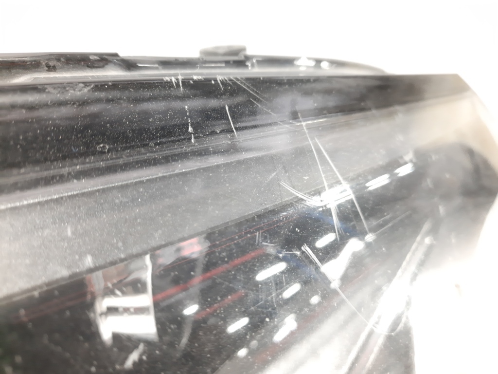 Товари з дефектами Фара передня права (дефект) Volkswagen Passat S 2012-2015 561941006D Volkswagen Passat S 4