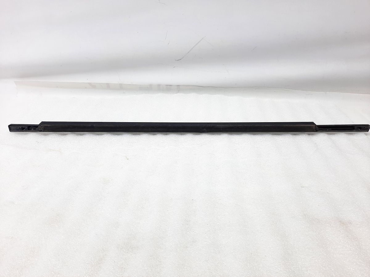 Sonata Ущільнювальна гумка скла задньої лівої зовнішня (хром) Hyundai Sonata 2011-2015 832103S000 Hyundai Sonata 4