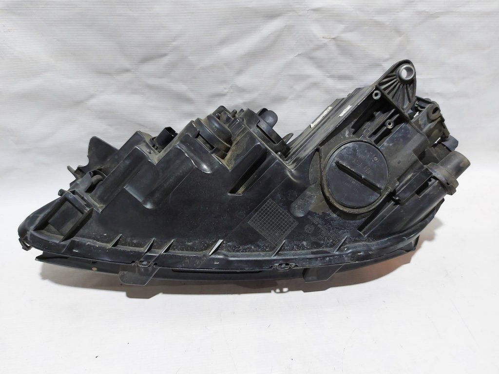 Товари з дефектами Фара передня права (дефект) Volkswagen Passat S 2012-2015 561941006D Volkswagen Passat S 22