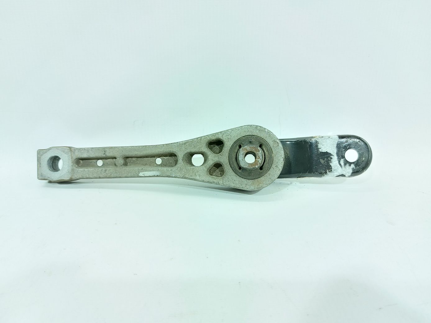 Passat. Подушка двигуна нижня Volkswagen Passat 2013 3C0199855K Volkswagen Passat