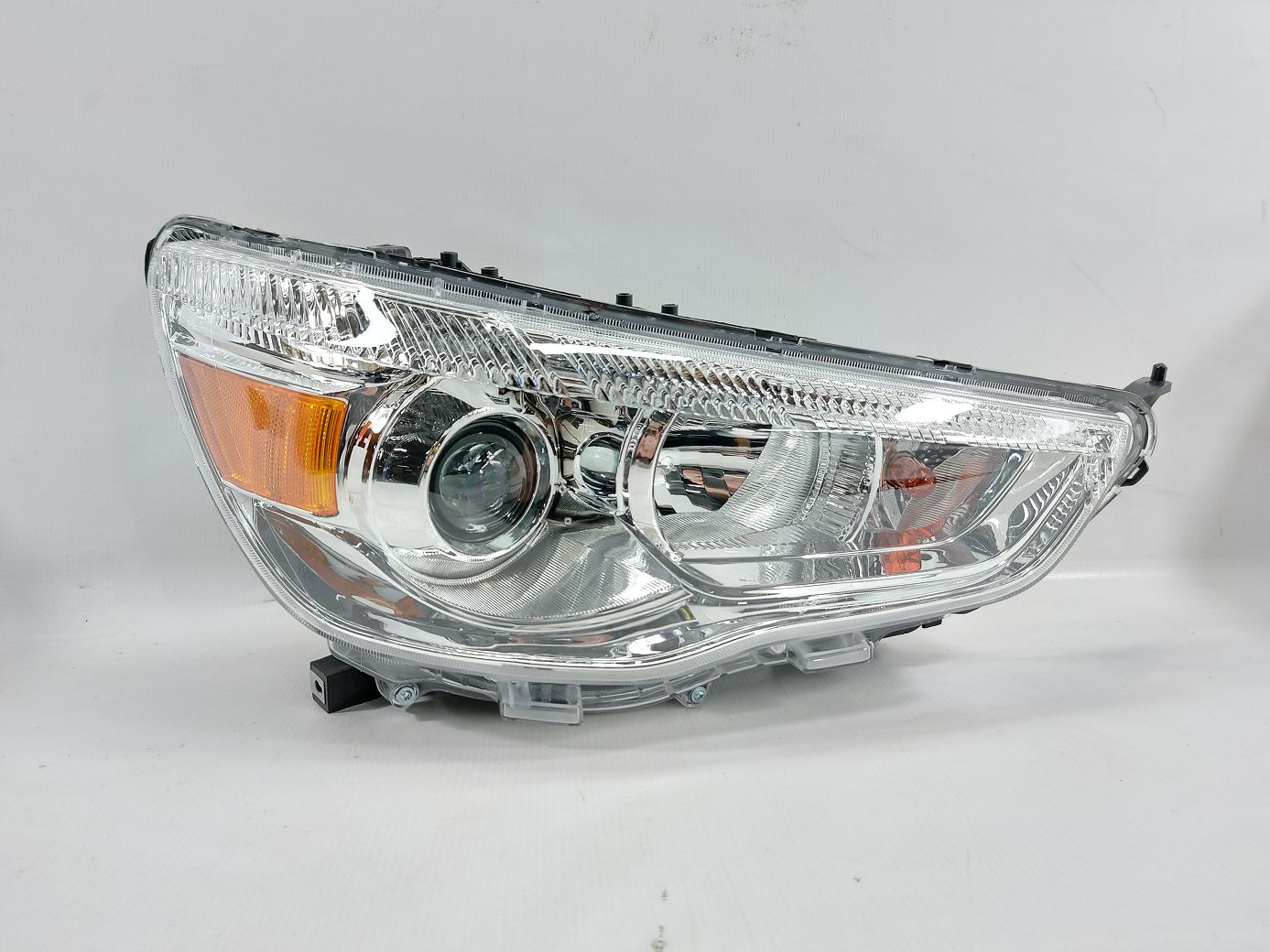 Фары головного света. Фара передняя правая Mitsubishi ASX 2013-2018 8301B588 Mitsubishi ASX