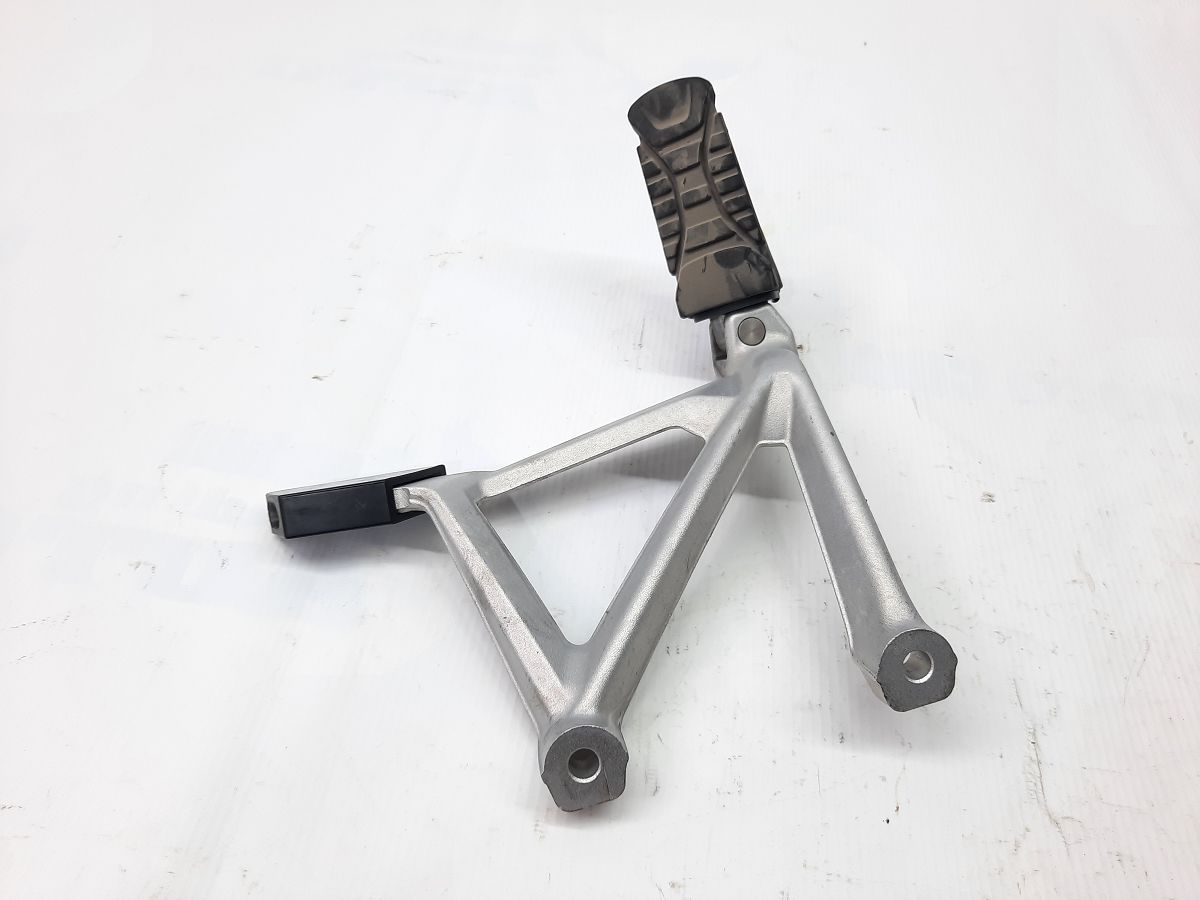 R 1200. Упор для ніг пасажира BMW R 1200 2014 46718556265 BMW R 1200