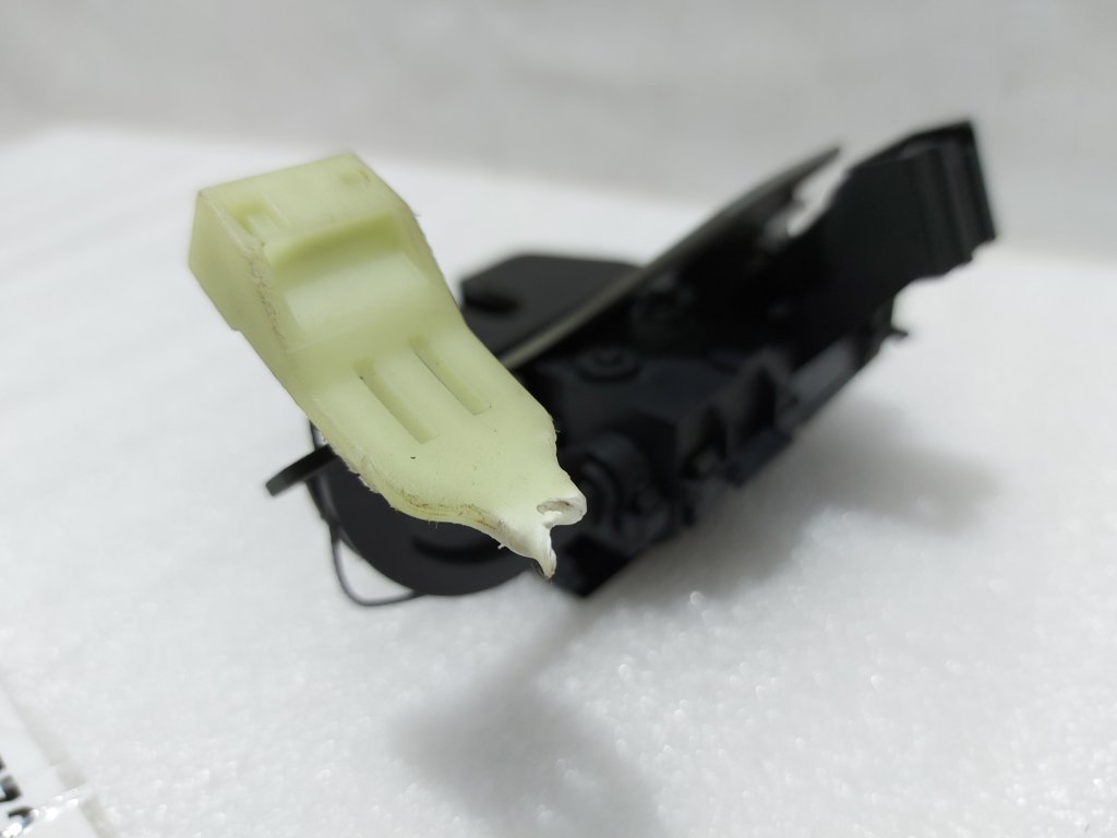 Focus Замок кришки багажника Ford Focus 2010-2011 AS4Z5443200A Ford Focus 4