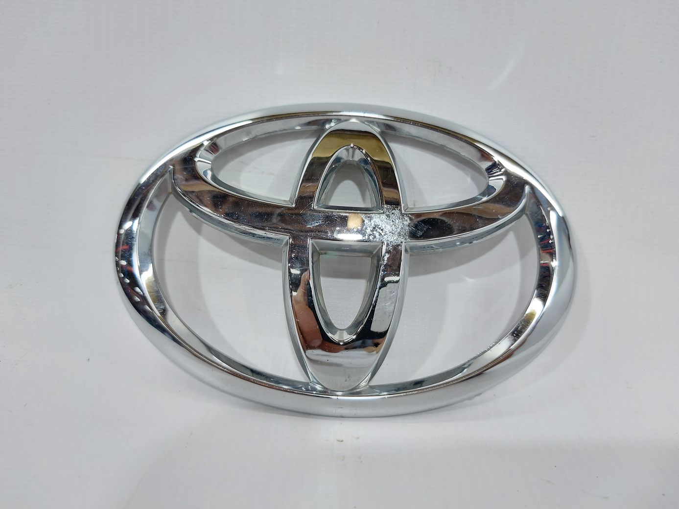 Sienna. Емблема капота Toyota SIENNA 2014-2019 7544108020 Toyota SIENNA