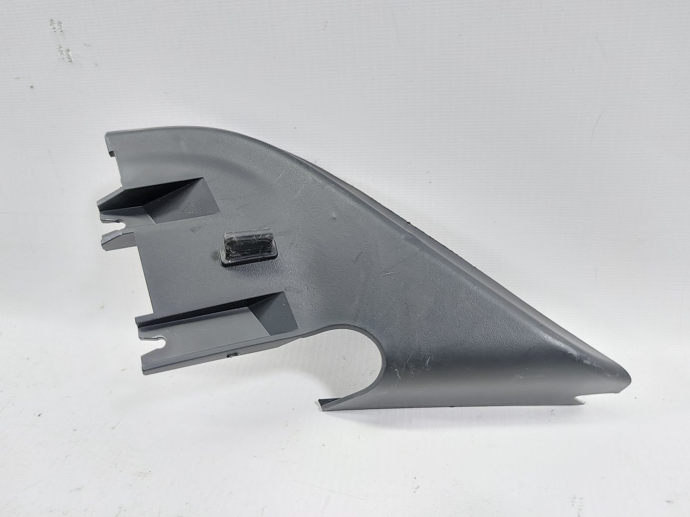 Passat. Уголок двери передней правой внутренний Volkswagen Passat 2012-2021 561837974A82V Volkswagen Passat