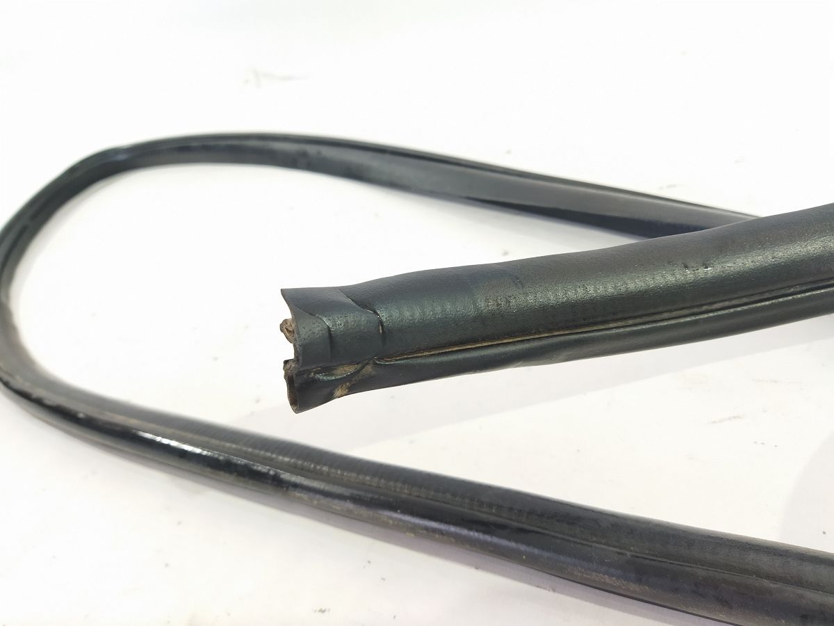 Forester Ущільнювальна гумка прорізу дверей передньої правої Subaru Forester 2014-2018 63511SG001 Subaru Forester 2