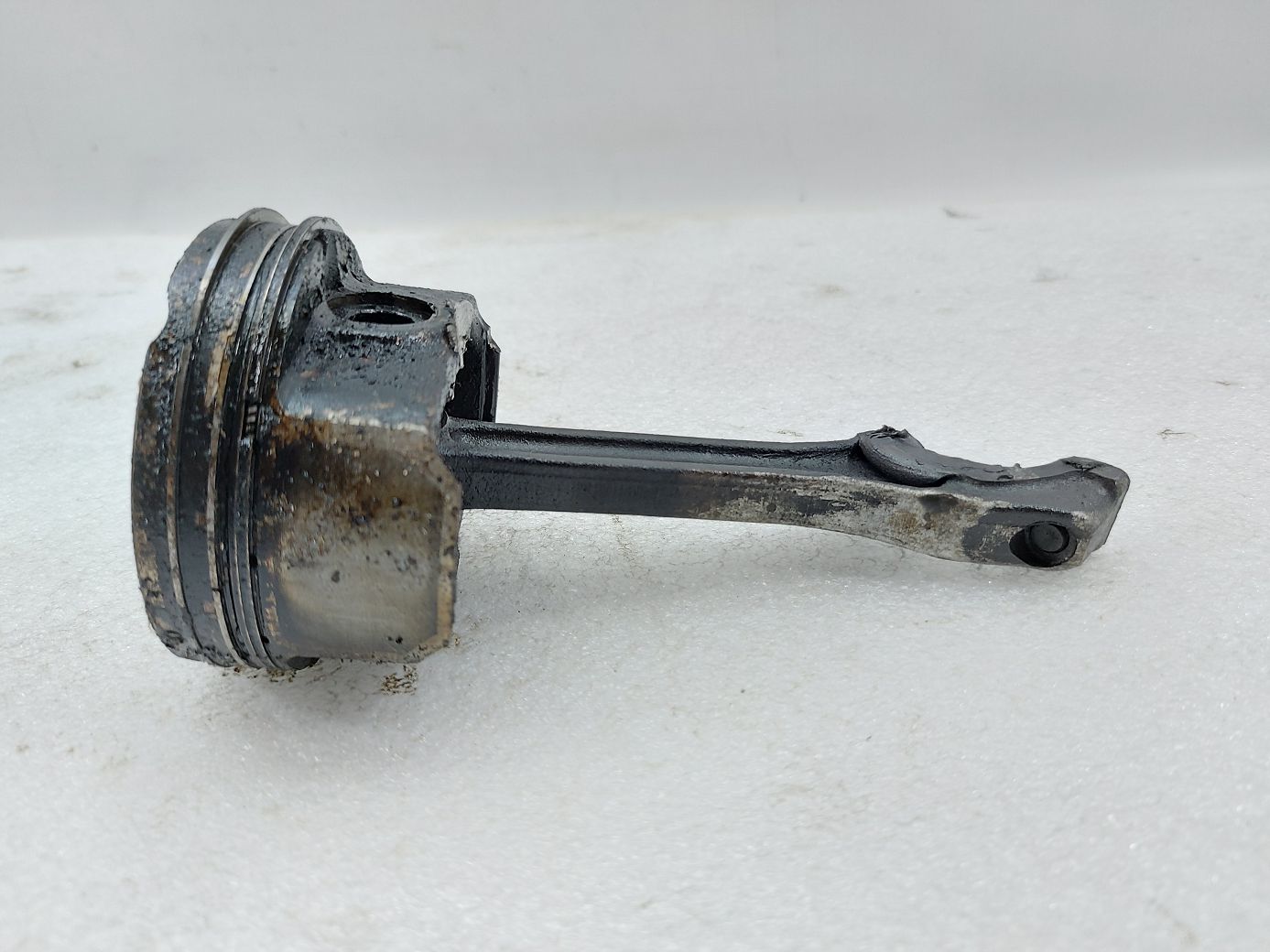 Товари з дефектами Шатун із поршнем (шатун брак) Hyundai Veloster 2012-2017 235102B010 Hyundai Veloster 2