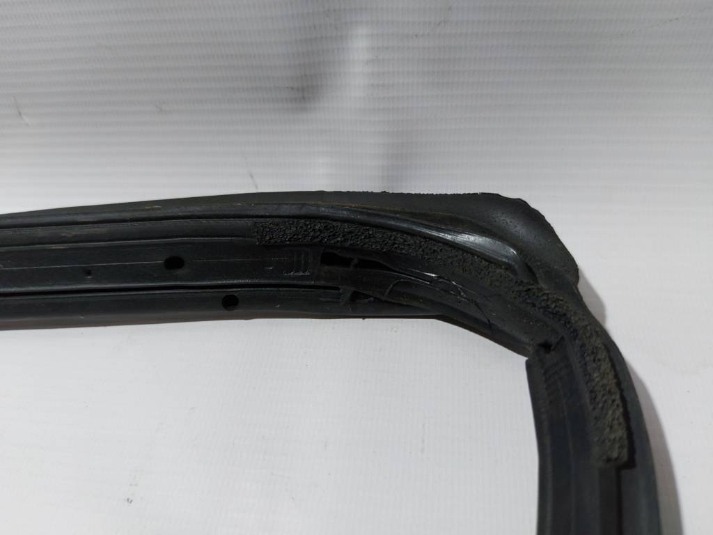 3 Ущільнювальна гумка дверей передньої правої Mazda 3 2014-2018 BHN9-58-760C Mazda 3 3