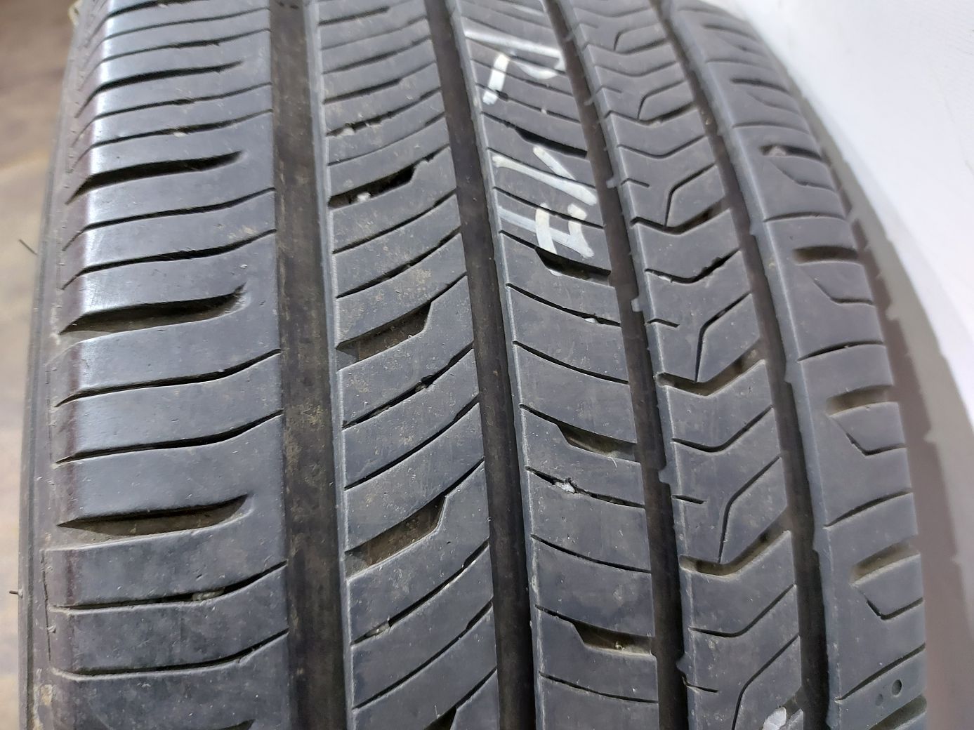 Всесезонные шины Гума Hankook Kinergy 235/60R17 ( Dodge ) 9