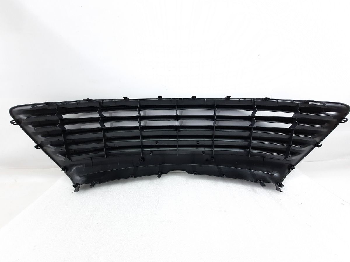 Товары с дефектами Решетка радиатора нижняя LE (слом крепление) Toyota Camry `2015-2017 5311206260 Toyota Camry 4