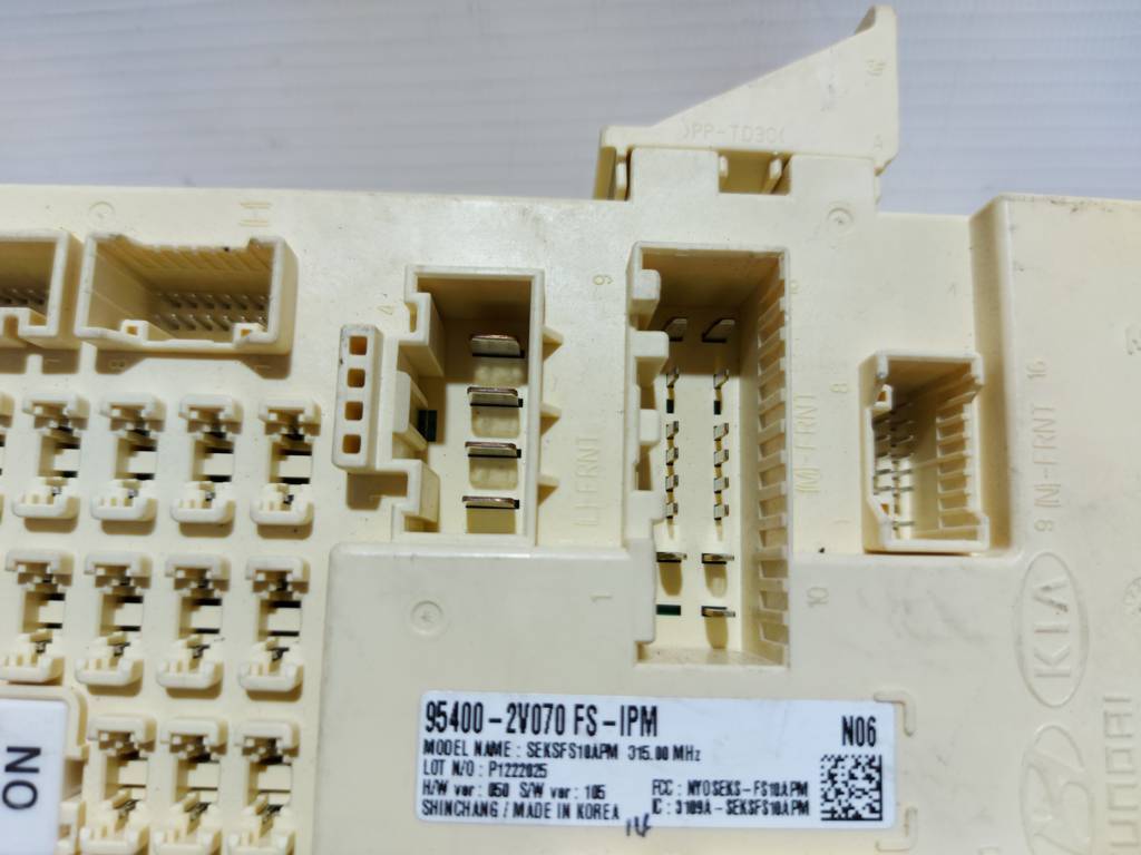 Veloster Блок запобіжників салону Hyundai Veloster 2012 95400-2V070 Hyundai Veloster 3 Veloster Блок запобіжників салону Hyundai Veloster 2012 95400-2V070 Hyundai Veloster 3