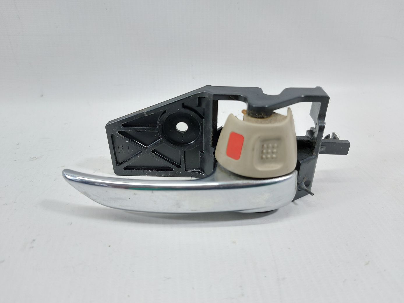 Kizashi. Ручка дверей задньої правої внутрішня (хром) Suzuki Kizashi 2011-2013 8311057L20C48 Suzuki Kizashi Kizashi. Ручка дверей задньої правої внутрішня (хром) Suzuki Kizashi 2011-2013 8311057L20C48 Suzuki Kizashi