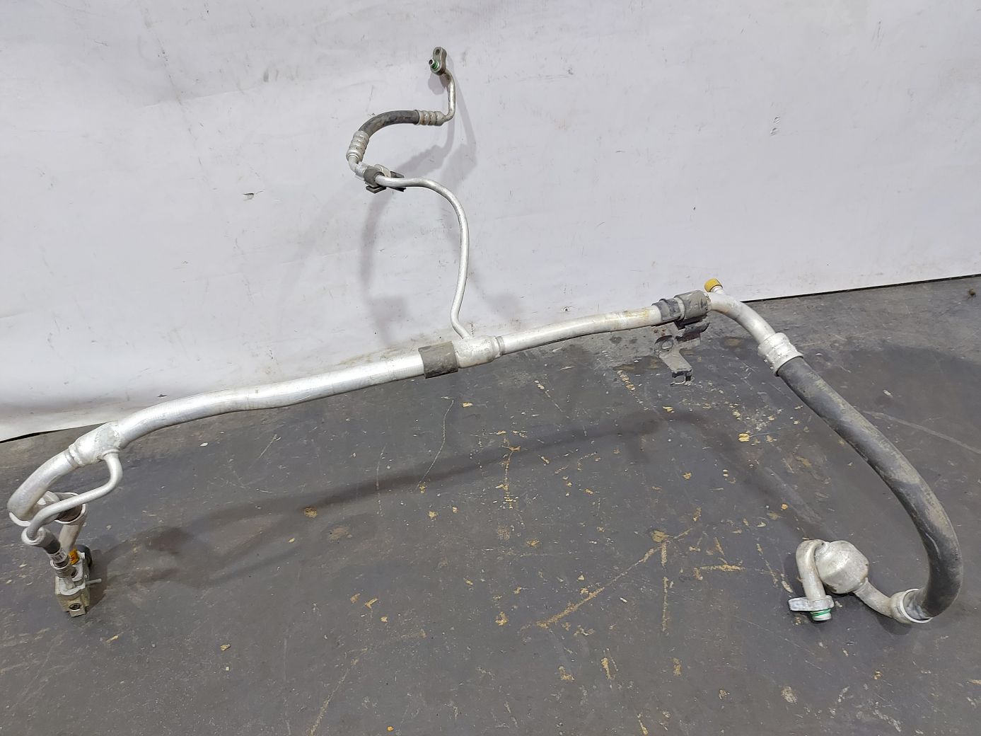 Cadenza Трубка кондиціонера із заправним штуцером Kia CADENZA 2014-2016 977753R500 Kia CADENZA 2