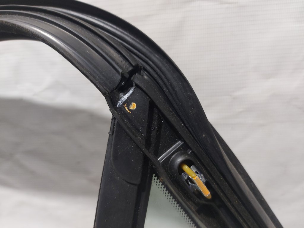 Cruze Ущільнювач скла дверей задньої лівої (кватирка) Chevrolet Cruze 2016-2018 84406632 Chevrolet Cruze 10