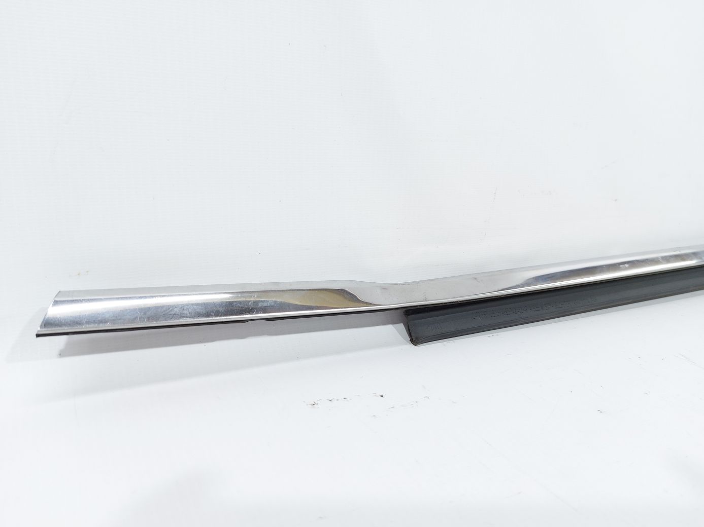 Mkt Уплотнительная резинка стекла двери передней левой наружн Lincoln MKT 2010-2019 AE9Z7420758A Lincoln MKT 3