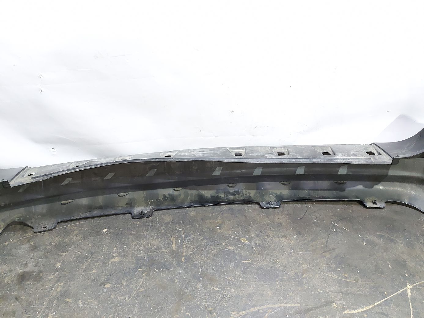 Товары с дефектами Бампер задний (царапины, потертости) Dodge Grand Caravan 2011-2020 68125724AB Dodge Grand Caravan 11