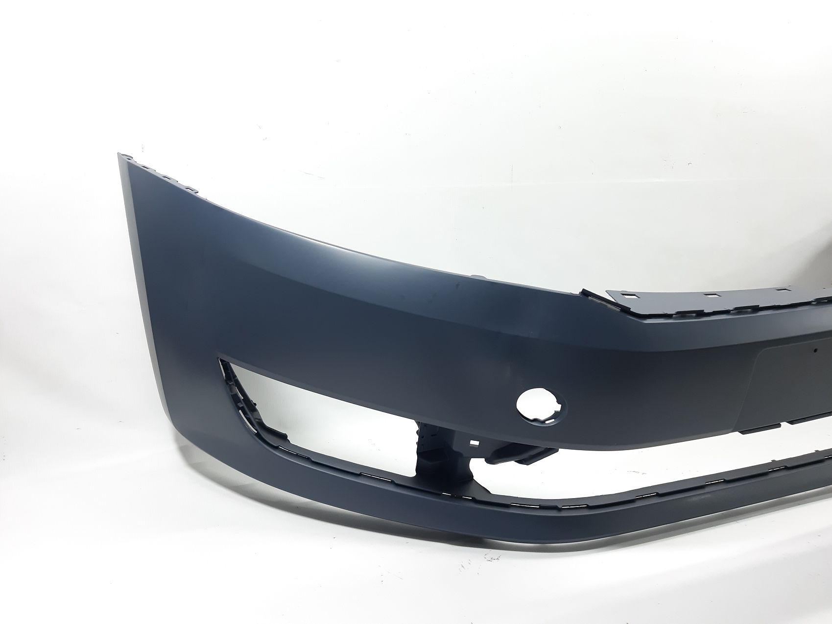 Передні бампери Бампер передній Volkswagen В7 2011-2015 561-807-217-B-GRU Volkswagen B7 2