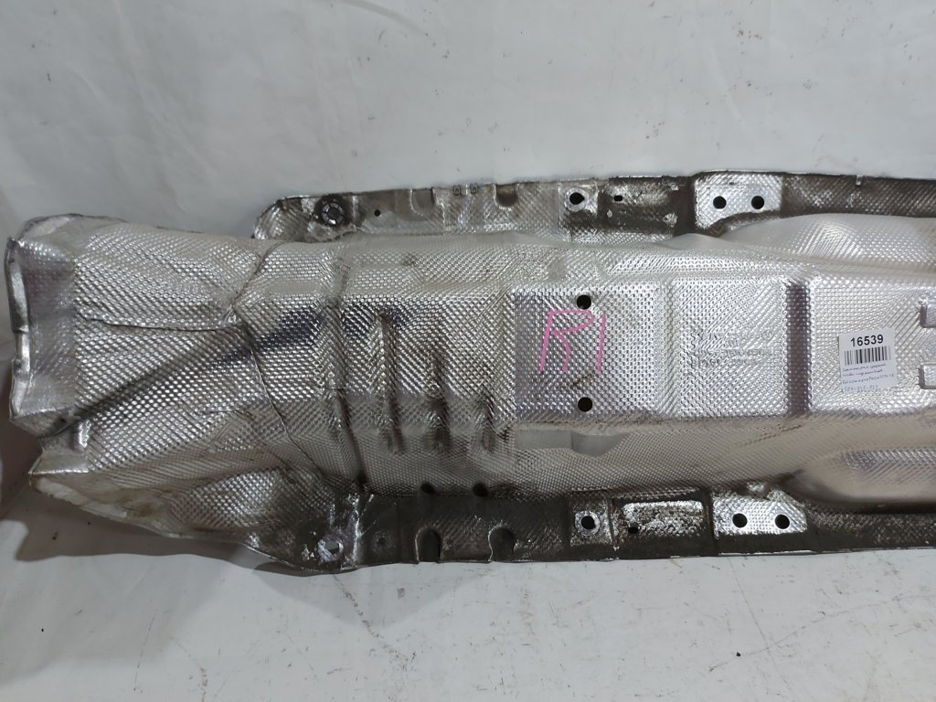 Passat s Термоэкран средней части глушителя Volkswagen Passat S 2012-2018 561825721 Volkswagen Passat S 2