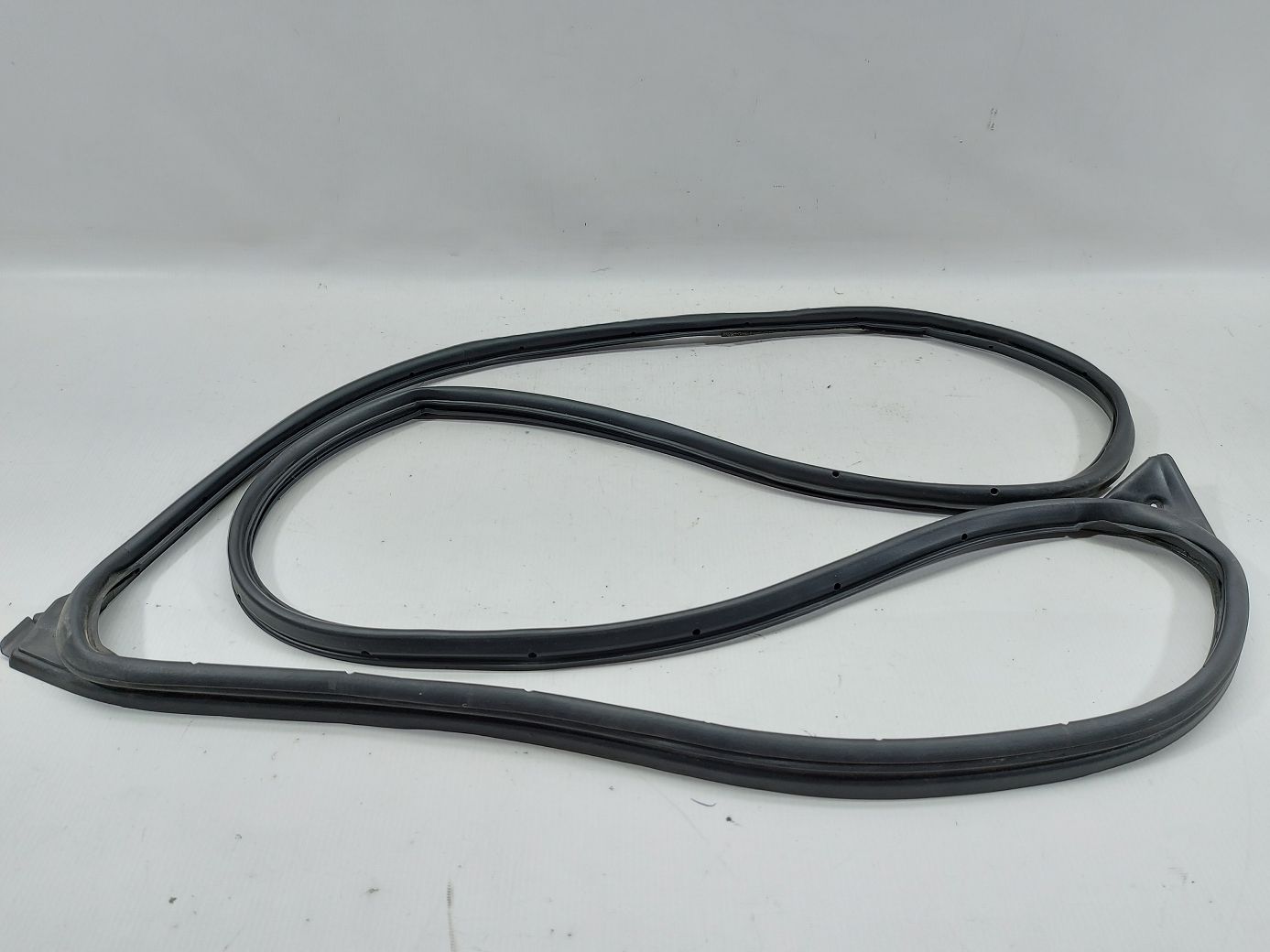 3. Уплотнительная резинка двери задней левой Mazda 3 2014-2018 BHN968913A Mazda 3