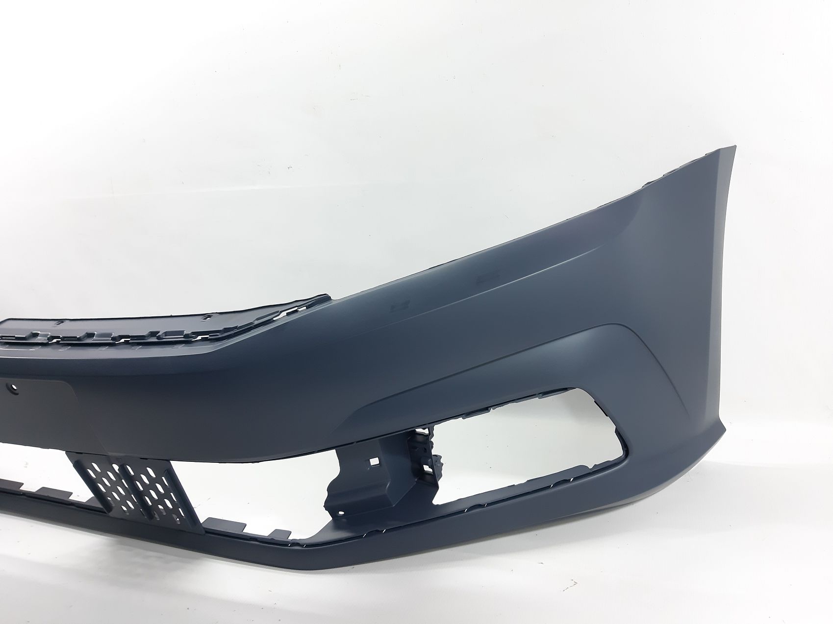 Передні бампери Бампер передній Volkswagen В8 2016-2019 561807217DGRU Volkswagen B8 4