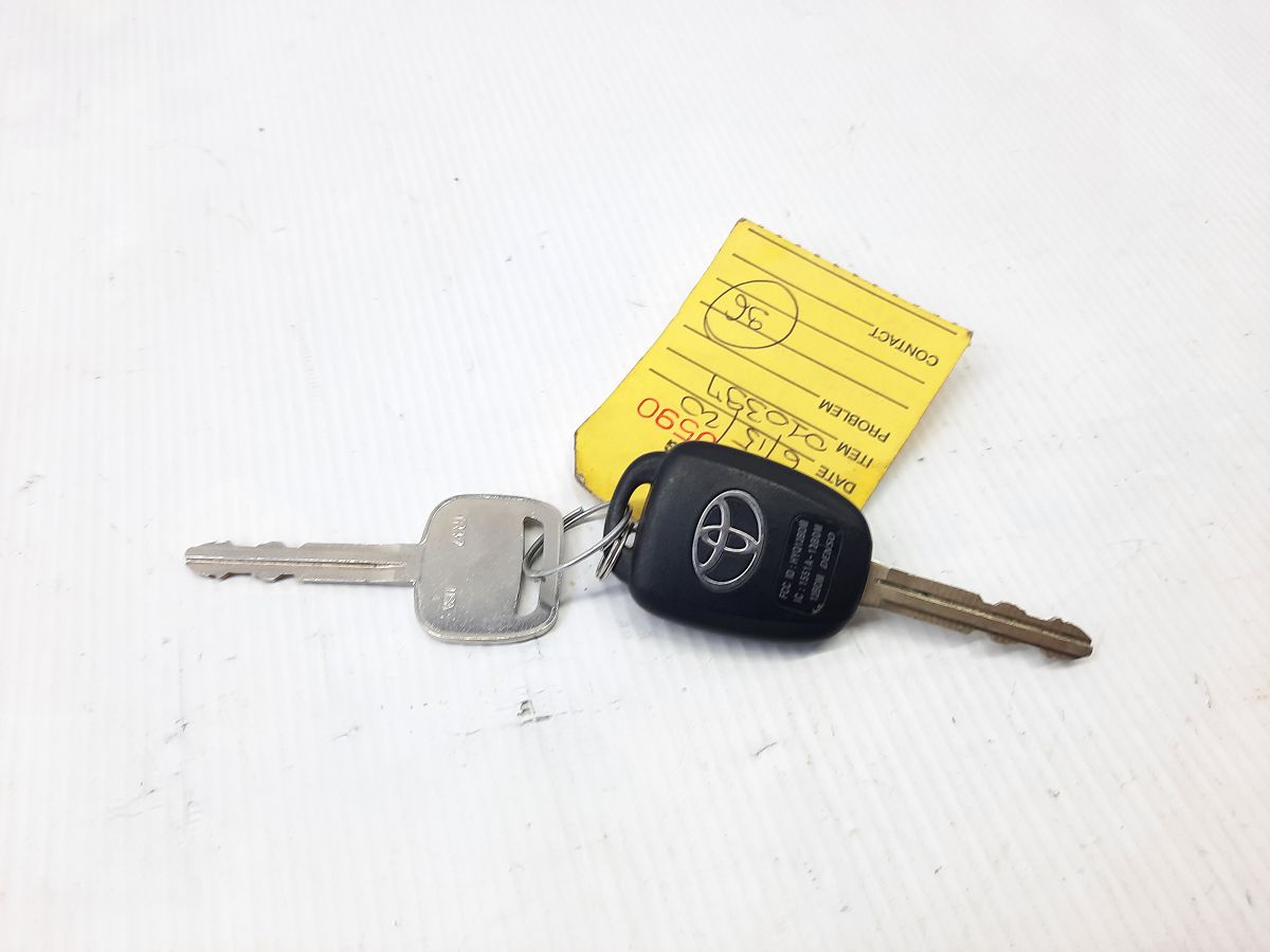 Prius c. Ключ зажигания Toyota Prius C 2012-2015 8907052F50 Toyota Prius C