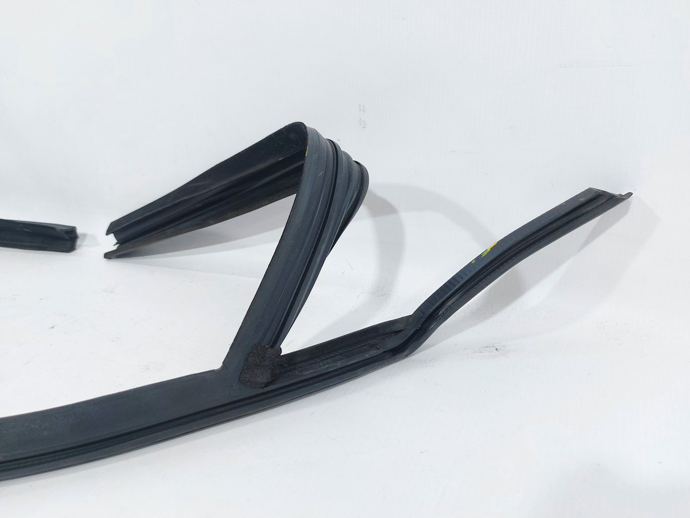 Focus Направляющая резинка стекла двери передней правой Ford Focus 2012-2015 DM5Z5821596A Ford Focus 2