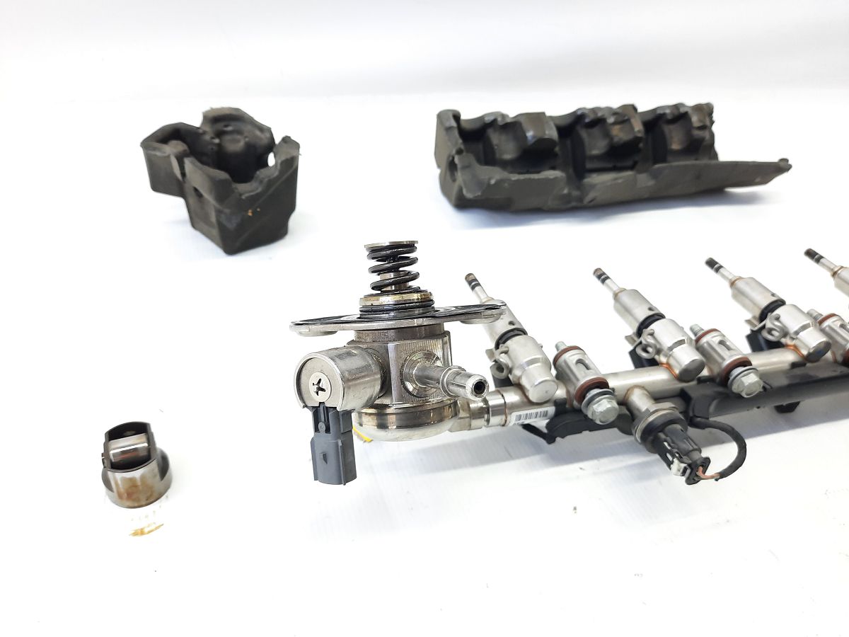 Malibu Паливна рейка Chevrolet Malibu 2013-2016 12689346 Chevrolet Malibu 4