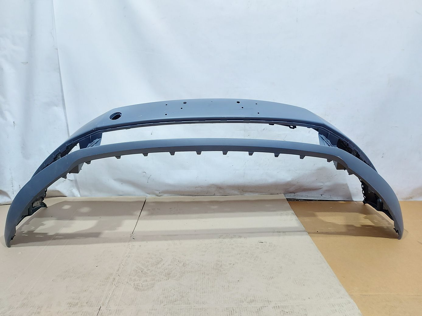 Товары с дефектами Бампер передний (вмятина, сломан угол) Volkswagen Passat CC 2012-2017 3C8807221F Volkswagen Passat CC 2