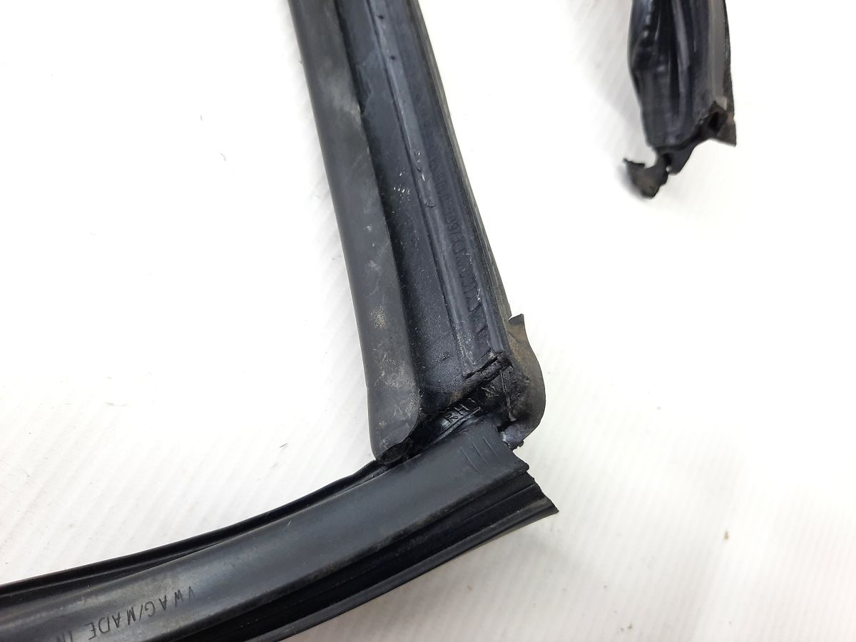 Jetta Направляюча гумка скла дверей задньої правої Volkswagen Jetta 2011-2018 5C68394325AP Volkswagen Jetta 6