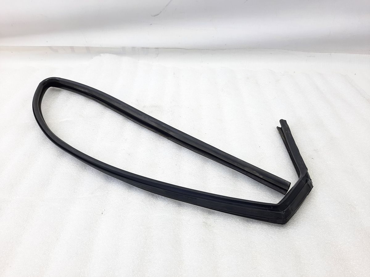 Sonata Напрямна гумка скла дверей задньої лівої Hyundai Sonata 2011-2015 835303Q000 Hyundai Sonata 8