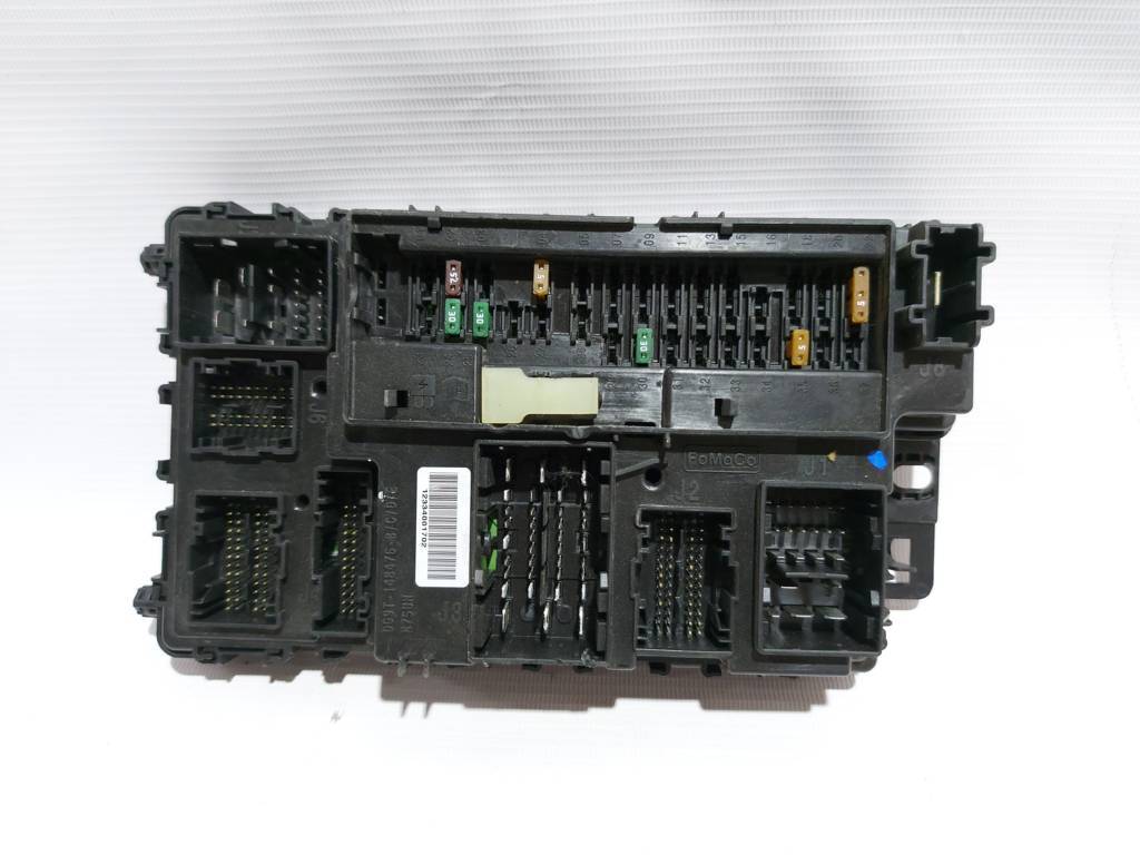 Fusion Блок предохранителей моторного отсека Ford Fusion 2014 DG9T15604 Ford Fusion 2